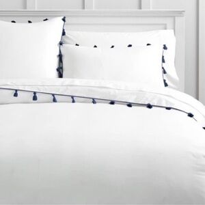 Pottery Barn White & Navy Tassel Duvet &
2 Shams Set (Full)